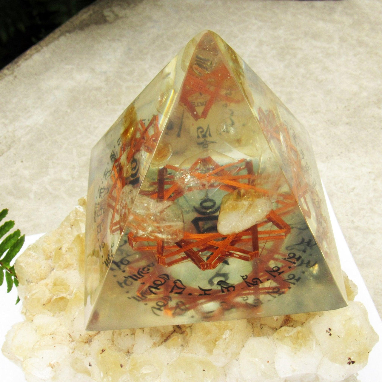 White Tara Mantra Citrine 12 Vortex Pyramid - Metayantra Consciencia